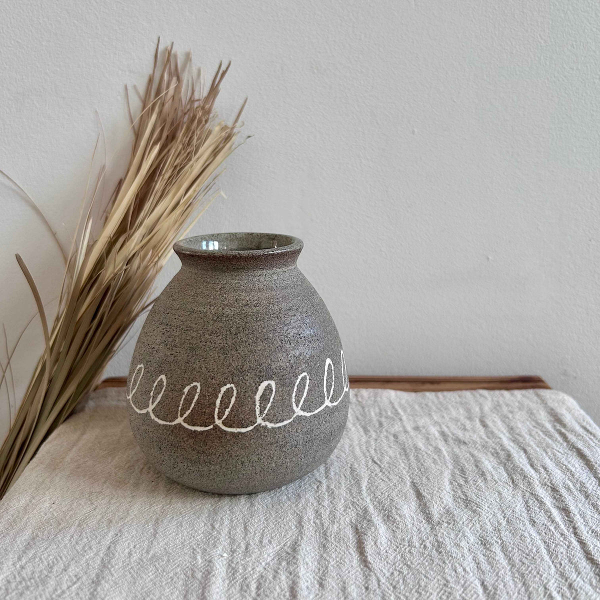 Ceramiczny Wazonik Wabi Sabi – Toczony na Kole, Szara Kamionka | Dekoracja Mishima – Wzór Pętli | wys. 9 cm