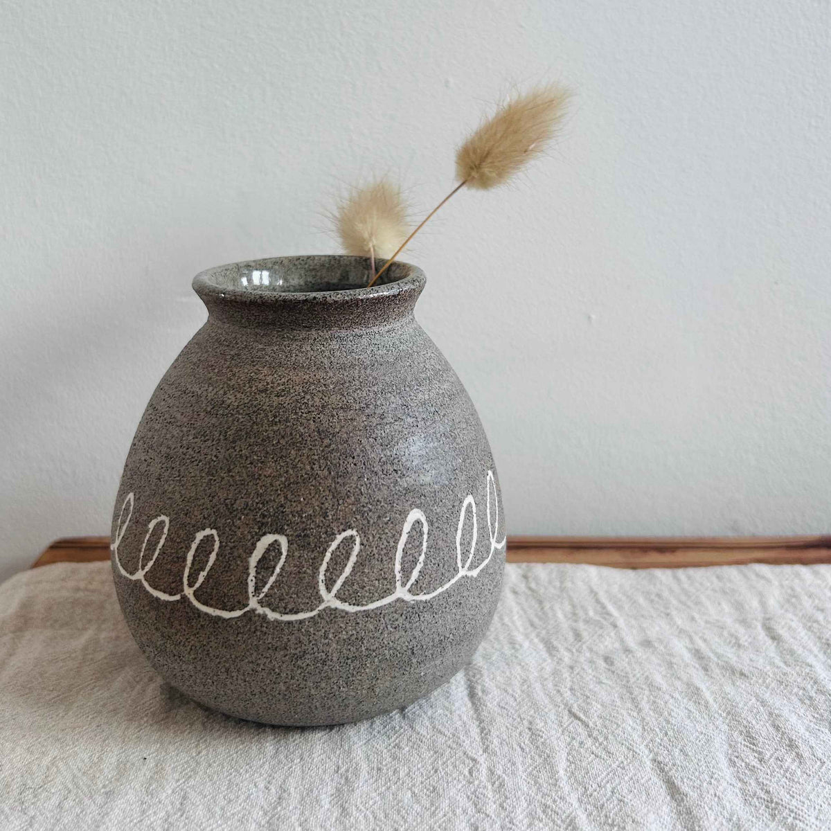 Ceramiczny Wazonik Wabi Sabi – Toczony na Kole, Szara Kamionka | Dekoracja Mishima – Wzór Pętli | wys. 9 cm