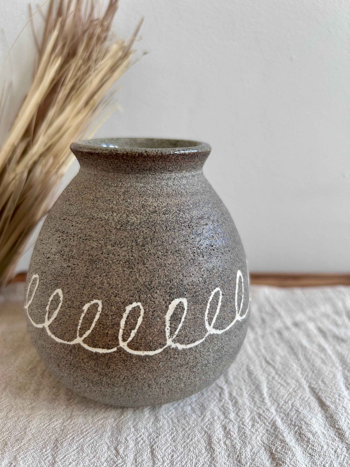 Ceramiczny Wazonik Wabi Sabi – Toczony na Kole, Szara Kamionka | Dekoracja Mishima – Wzór Pętli | wys. 9 cm