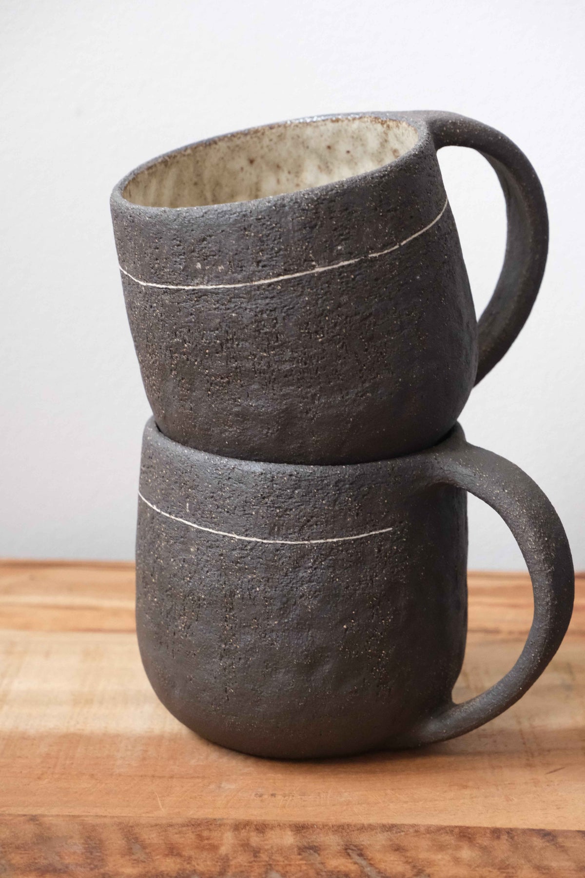 Ceramiczny Kubek z Uszkiem – Ręcznie Lepiony, Ciemnobrązowa Kamionka | Styl Wabi Sabi | 380ml