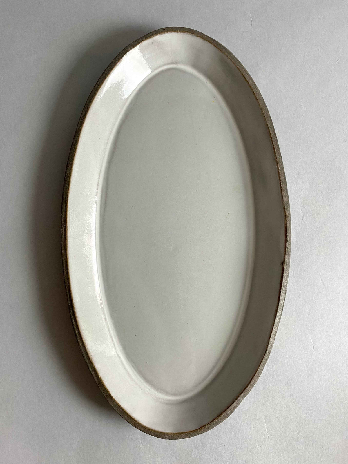 Minimalistyczny półmisek z szarej gliny kamionkowej