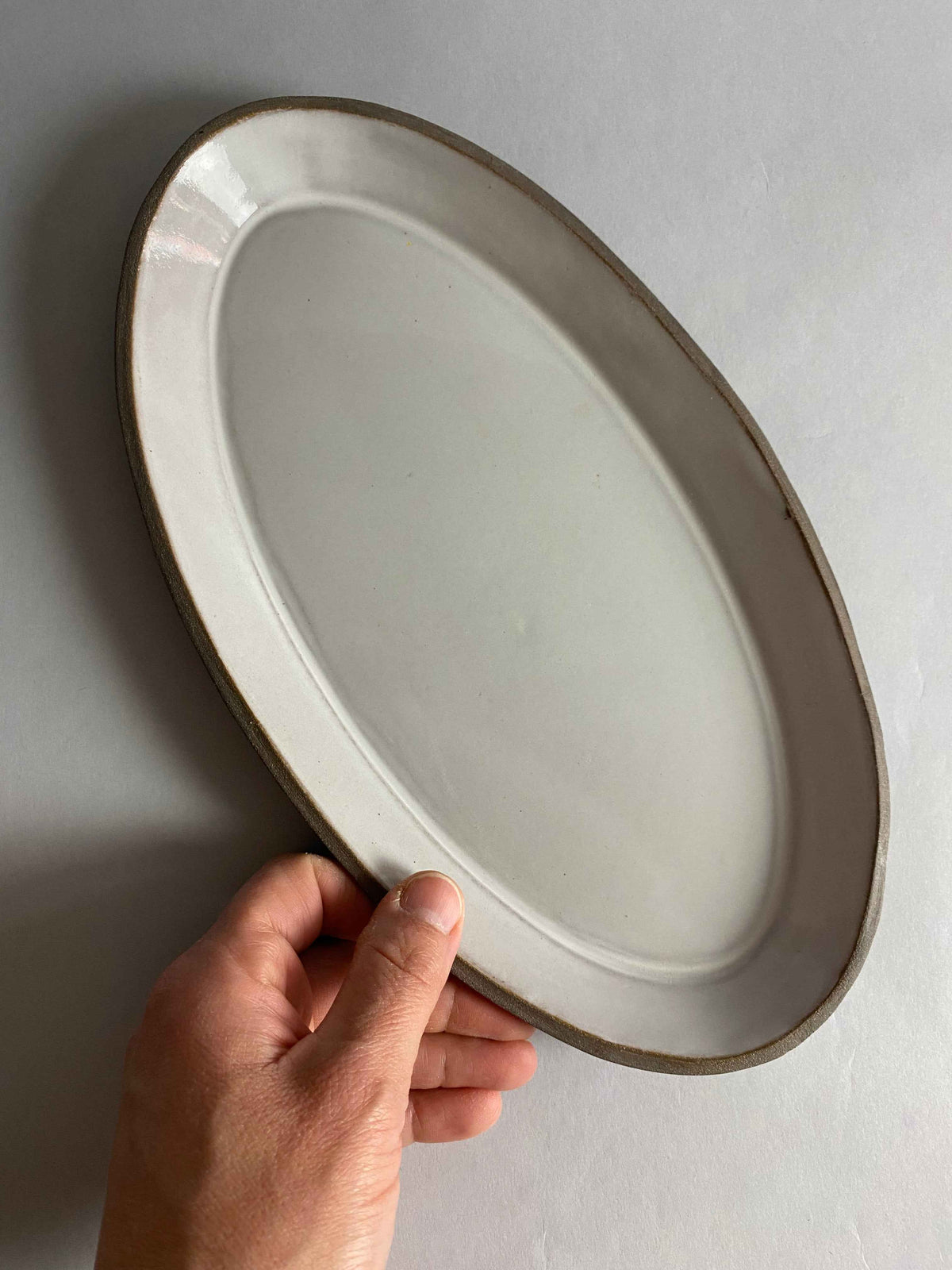Minimalistyczny półmisek z szarej gliny kamionkowej