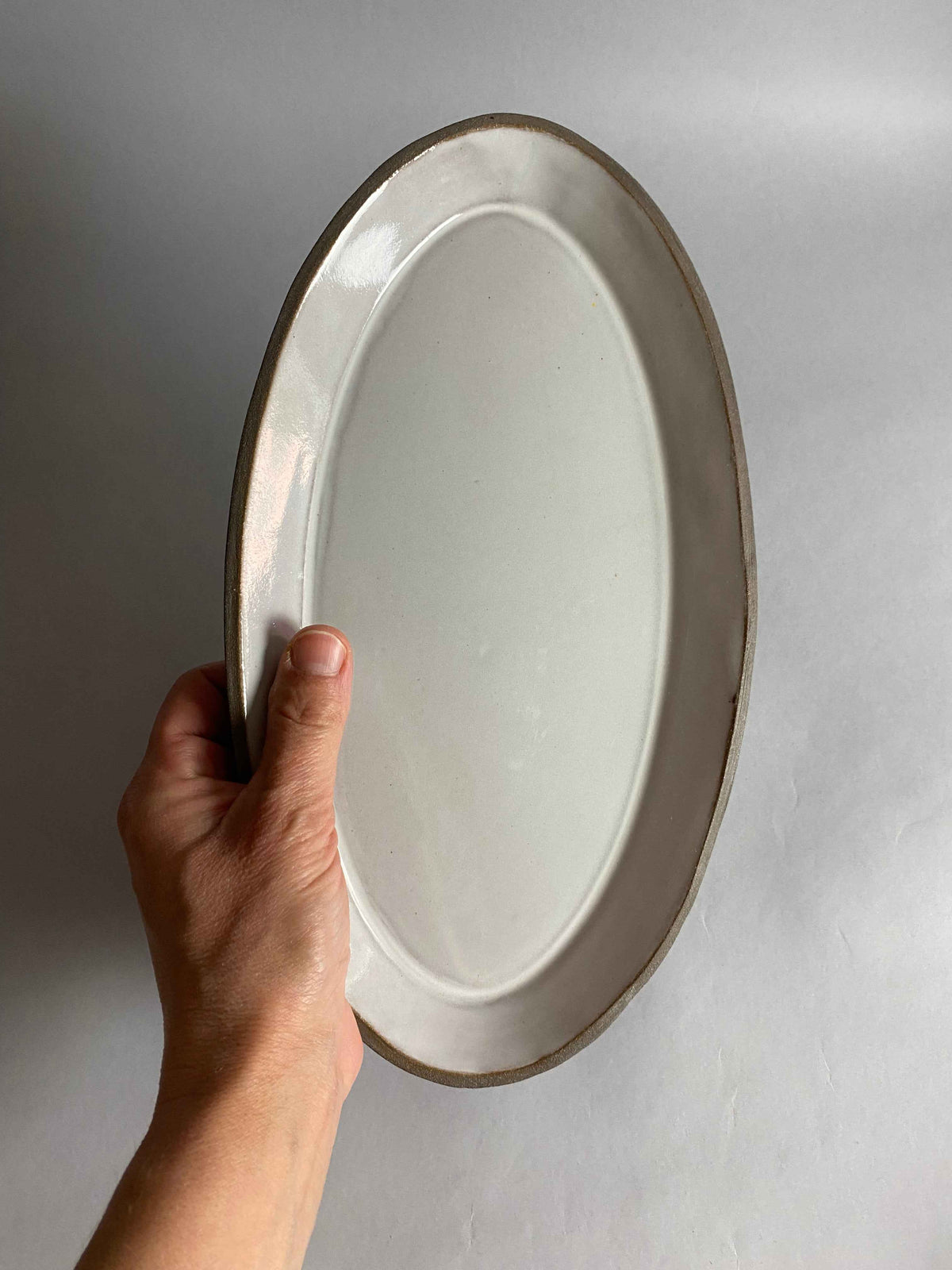 Minimalistyczny półmisek z szarej gliny kamionkowej