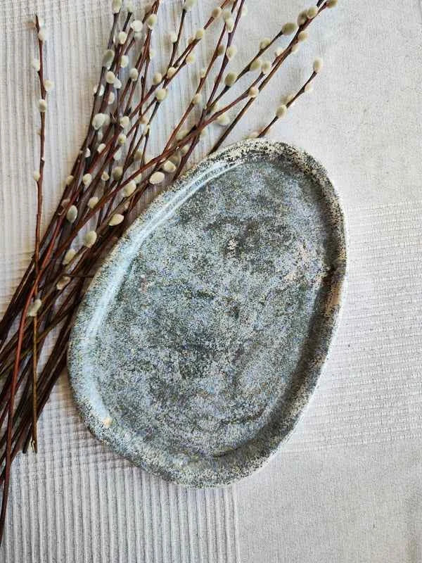 Duża ceramiczna wielkanocna nakrapiana patera w kształcie jajka