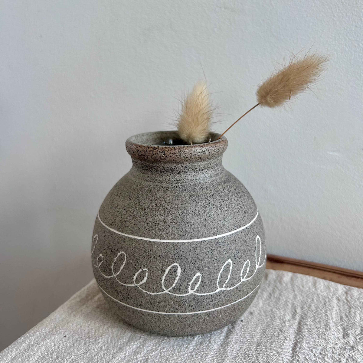 Ceramiczny Wazonik Wabi Sabi – Toczony na Kole, Szara Kamionka | Dekoracja Mishima – Wzór Linearny | wys. 9 cm