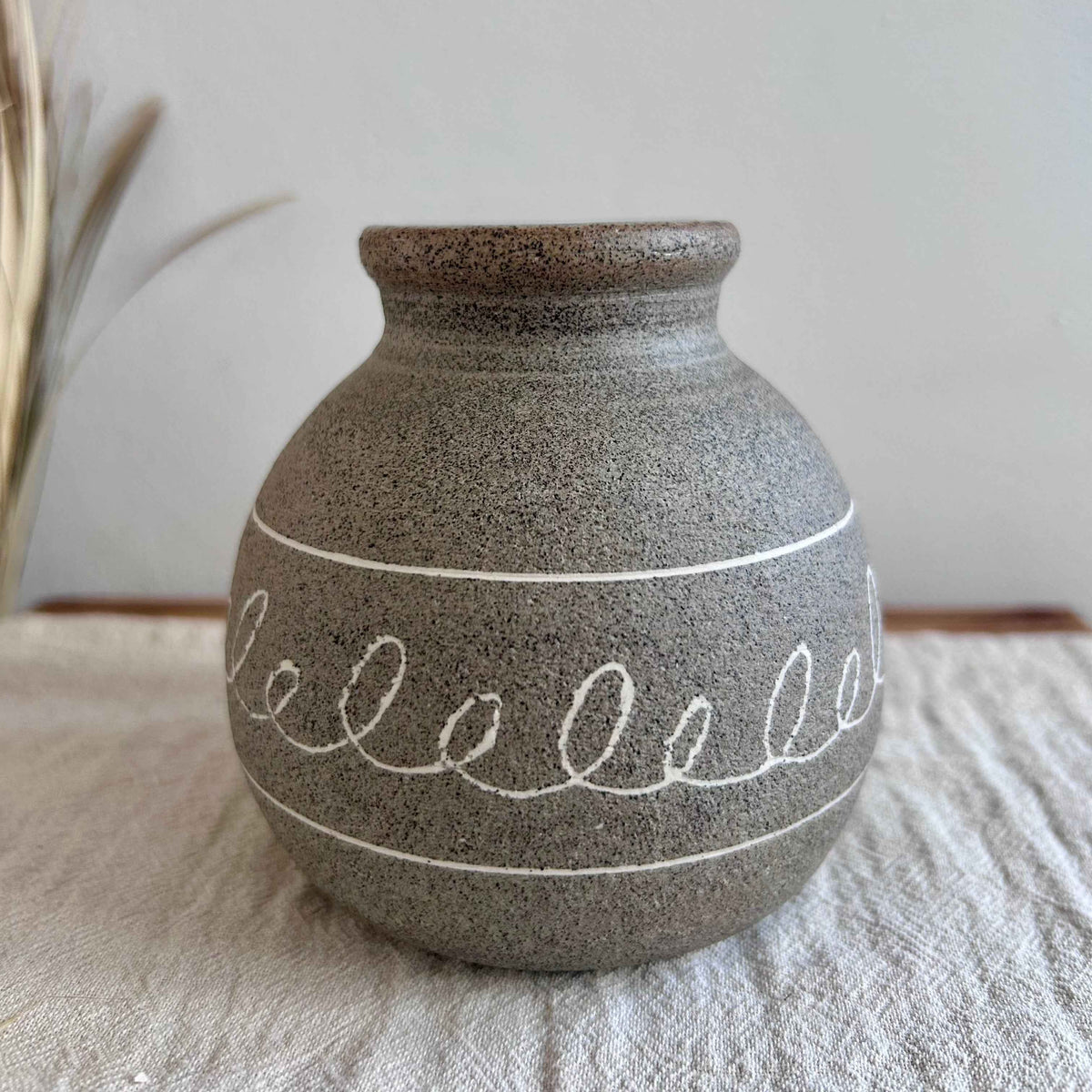 Ceramiczny Wazonik Wabi Sabi – Toczony na Kole, Szara Kamionka | Dekoracja Mishima – Wzór Linearny | wys. 9 cm