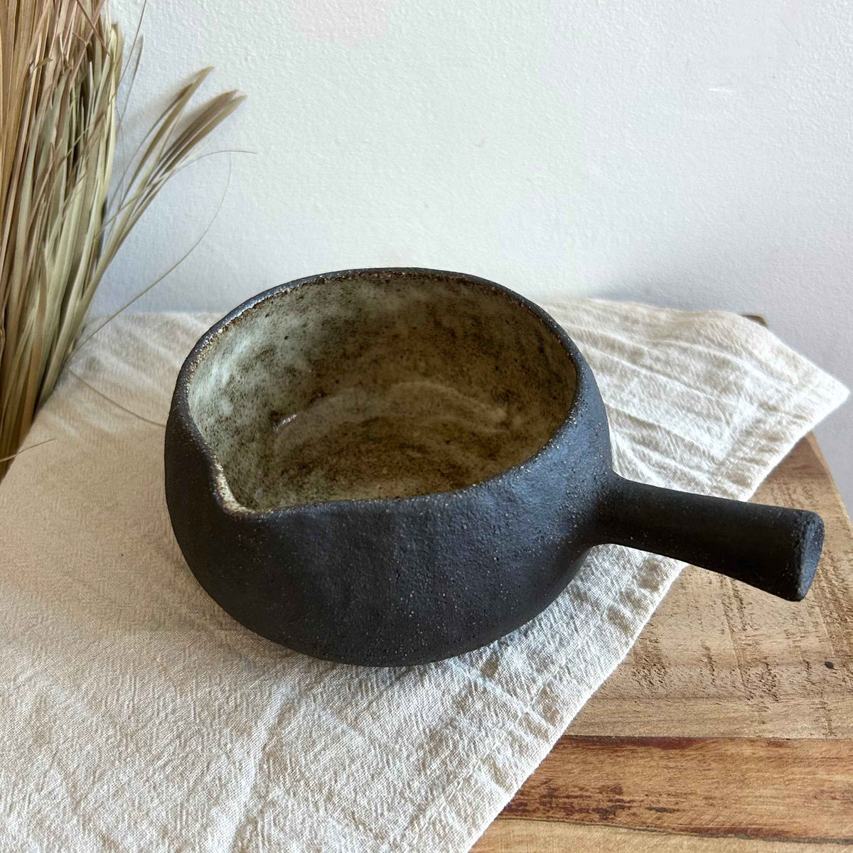 Ceramiczna Czarka z Uszkiem – Ręcznie Lepiona | Miseczka do Matcha, Sosu, Dresingu | Styl Wabi Sabi | 330ml