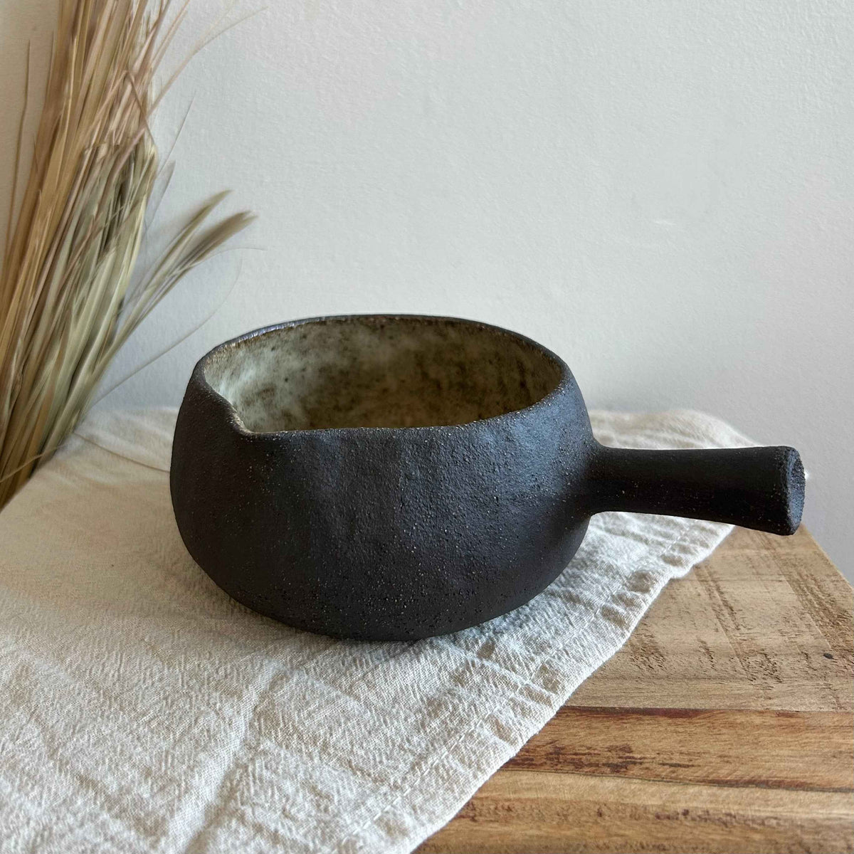 Ceramiczna Czarka z Uszkiem – Ręcznie Lepiona | Miseczka do Matcha, Sosu, Dresingu | Styl Wabi Sabi | 330ml