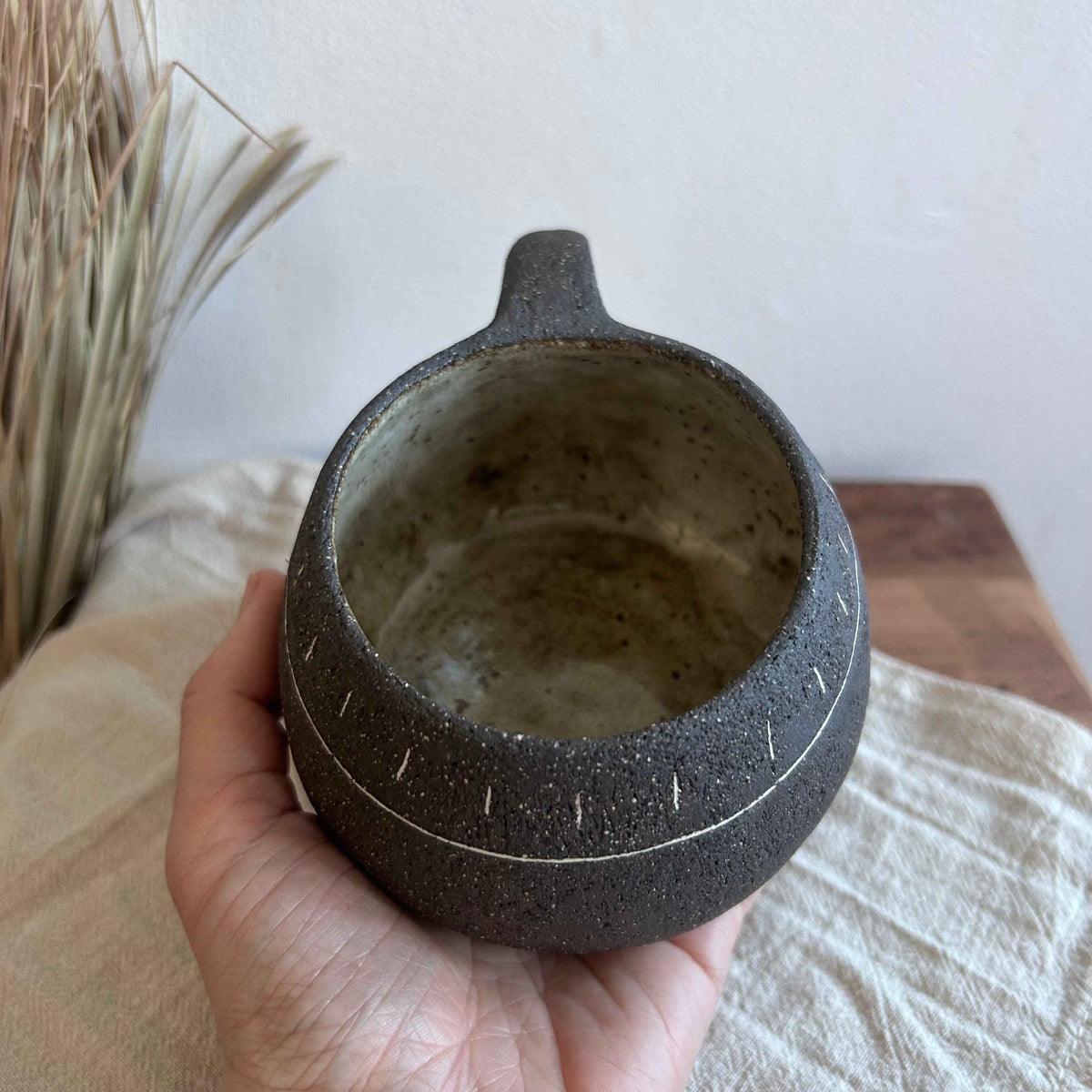 Ceramiczny Kubek z Uszkiem – Ręcznie Robiony, Styl Wabi Sabi | Kamionka z Dekoracją Mishima | 300ml