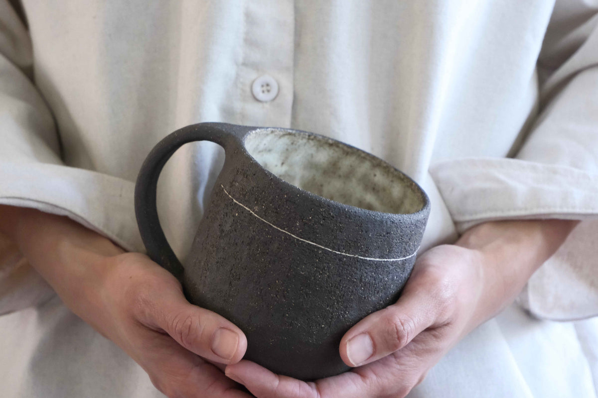 Ceramiczny Kubek z Uszkiem – Ręcznie Lepiony, Ciemnobrązowa Kamionka | Styl Wabi Sabi | 380ml