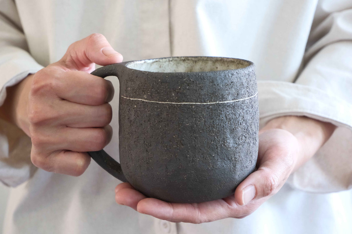 Ceramiczny Kubek z Uszkiem – Ręcznie Lepiony, Ciemnobrązowa Kamionka | Styl Wabi Sabi | 380ml