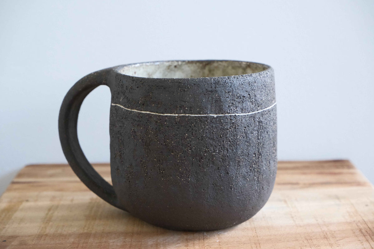 Ceramiczny Kubek z Uszkiem – Ręcznie Lepiony, Ciemnobrązowa Kamionka | Styl Wabi Sabi | 380ml
