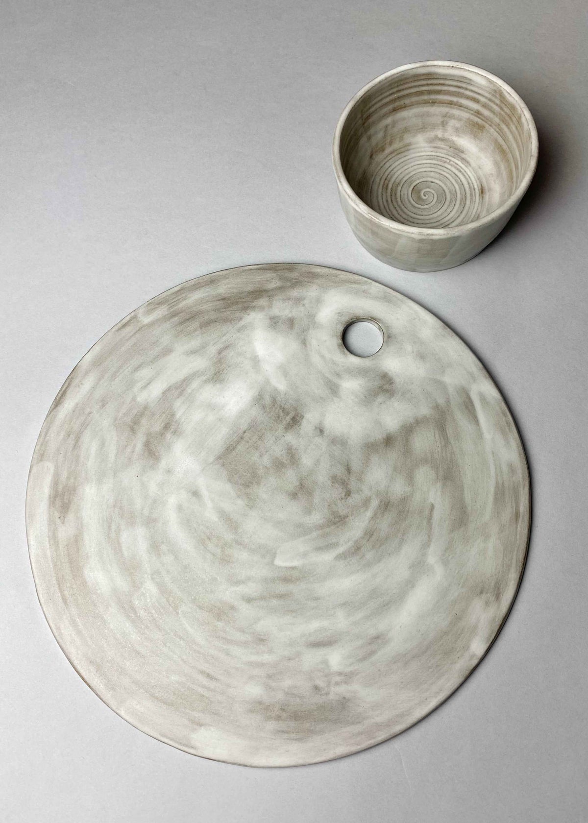 Grey-white ceramic board set with a bowl
