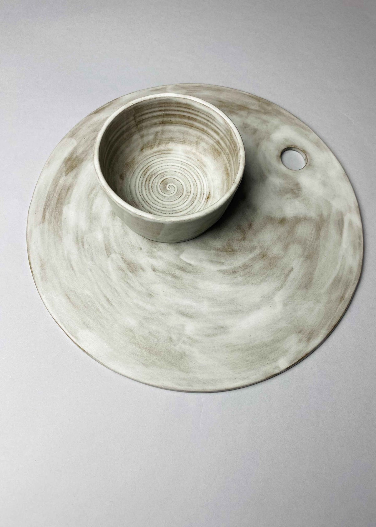 Grey-white ceramic board set with a bowl