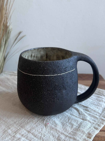 Ceramiczny Kubek z Uszkiem – Ręcznie Lepiony, Ciemnobrązowa Kamionka | Styl Wabi Sabi | 380ml