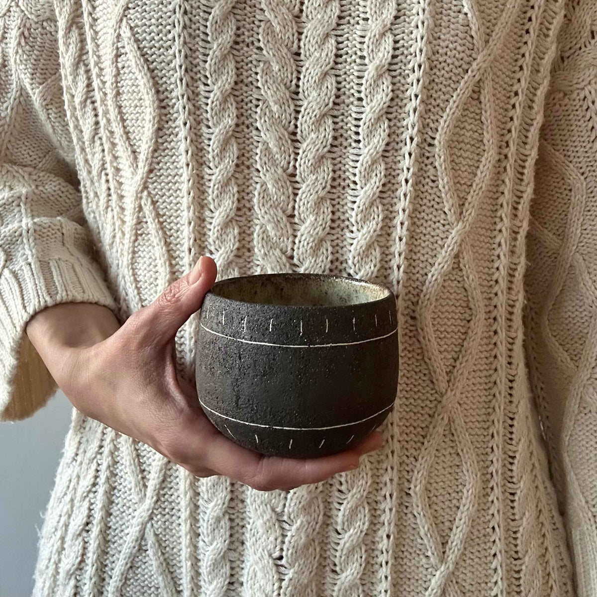 Ceramiczny Kubek Wabi Sabi – Ręcznie Robiony z Kamionki | Idealny na Kawę, Herbatę i Matchę | 250ml
