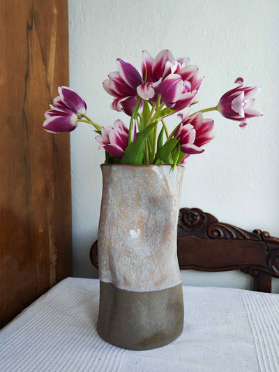 Duży szary gnieciony wazon z błyszczącym wykończeniem