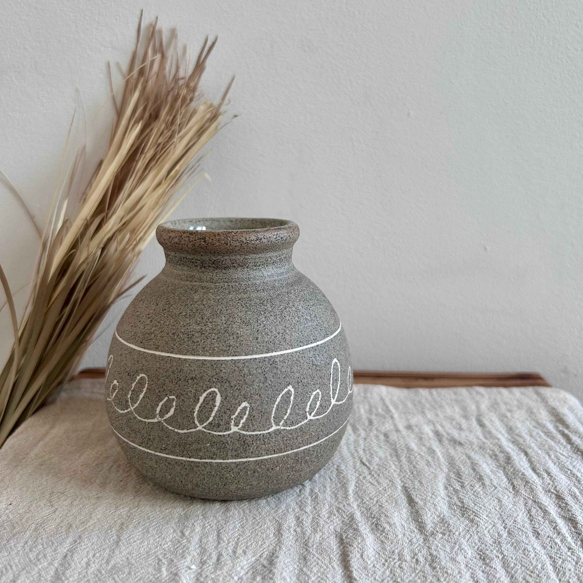 Ceramiczny Wazonik Wabi Sabi – Toczony na Kole, Szara Kamionka | Dekoracja Mishima – Wzór Linearny | wys. 9 cm