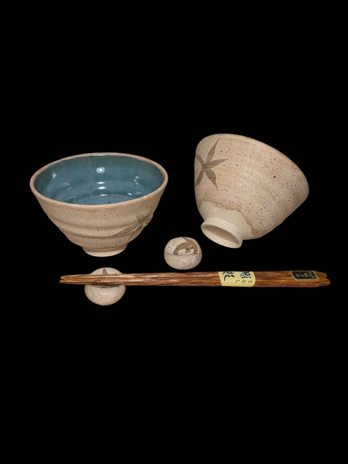 A set of two rice bowls with chopstick rests. Donburi + Hashioki