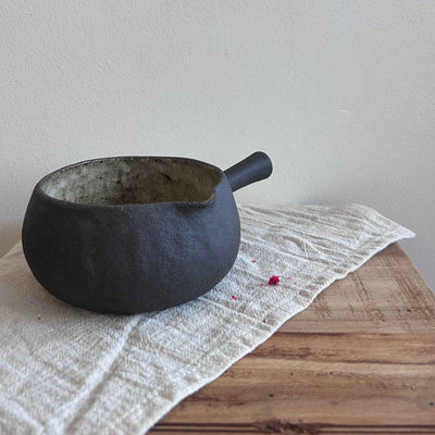 Ceramiczna Czarka z Uszkiem – Ręcznie Lepiona | Miseczka do Matcha, Sosu, Dresingu | Styl Wabi Sabi | 330ml