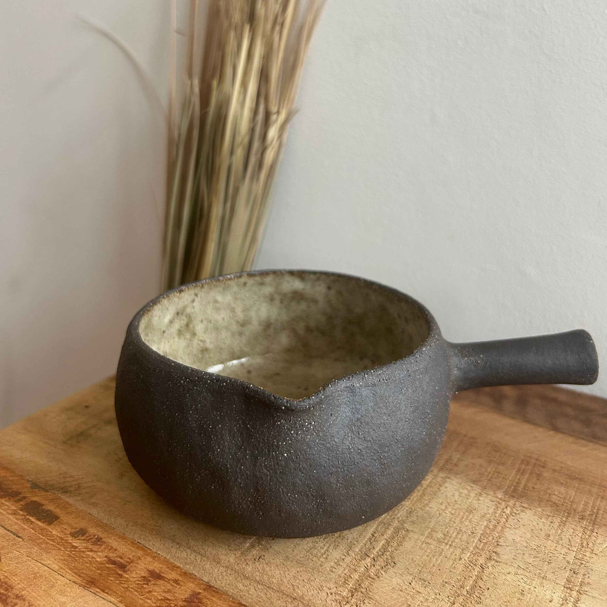 Ceramiczna Czarka z Uszkiem – Ręcznie Lepiona | Miseczka do Matcha, Sosu, Dresingu | Styl Wabi Sabi | 330ml