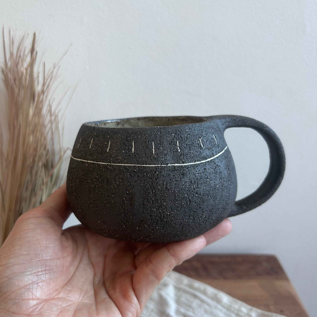 Ceramiczny Kubek z Uszkiem – Ręcznie Robiony, Styl Wabi Sabi | Kamionka z Dekoracją Mishima | 300ml
