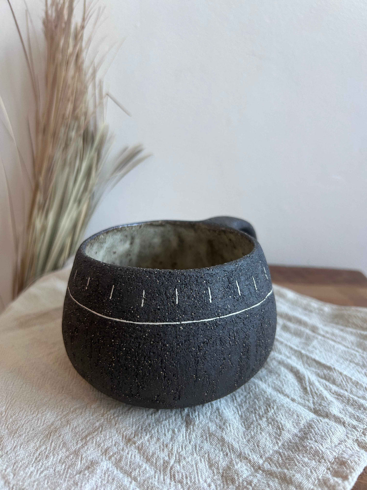 Ceramiczny Kubek z Uszkiem – Ręcznie Robiony, Styl Wabi Sabi | Kamionka z Dekoracją Mishima | 300ml