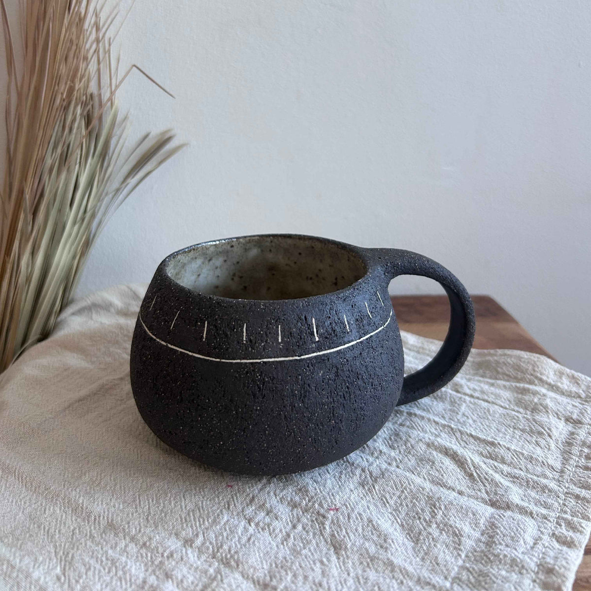 Ceramiczny Kubek z Uszkiem – Ręcznie Robiony, Styl Wabi Sabi | Kamionka z Dekoracją Mishima | 300ml