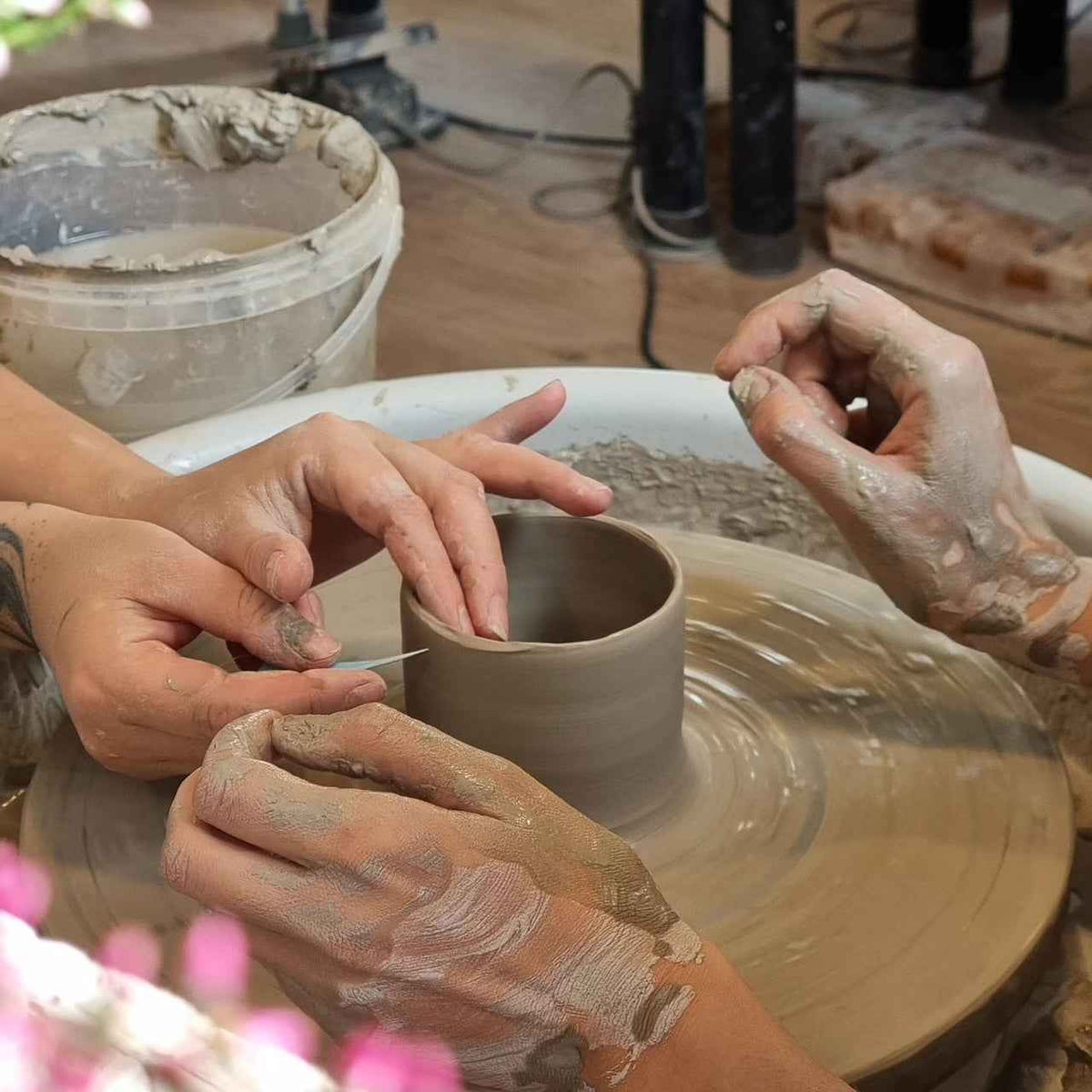 Połączenie toczenia i tworzenia lub zdobienia