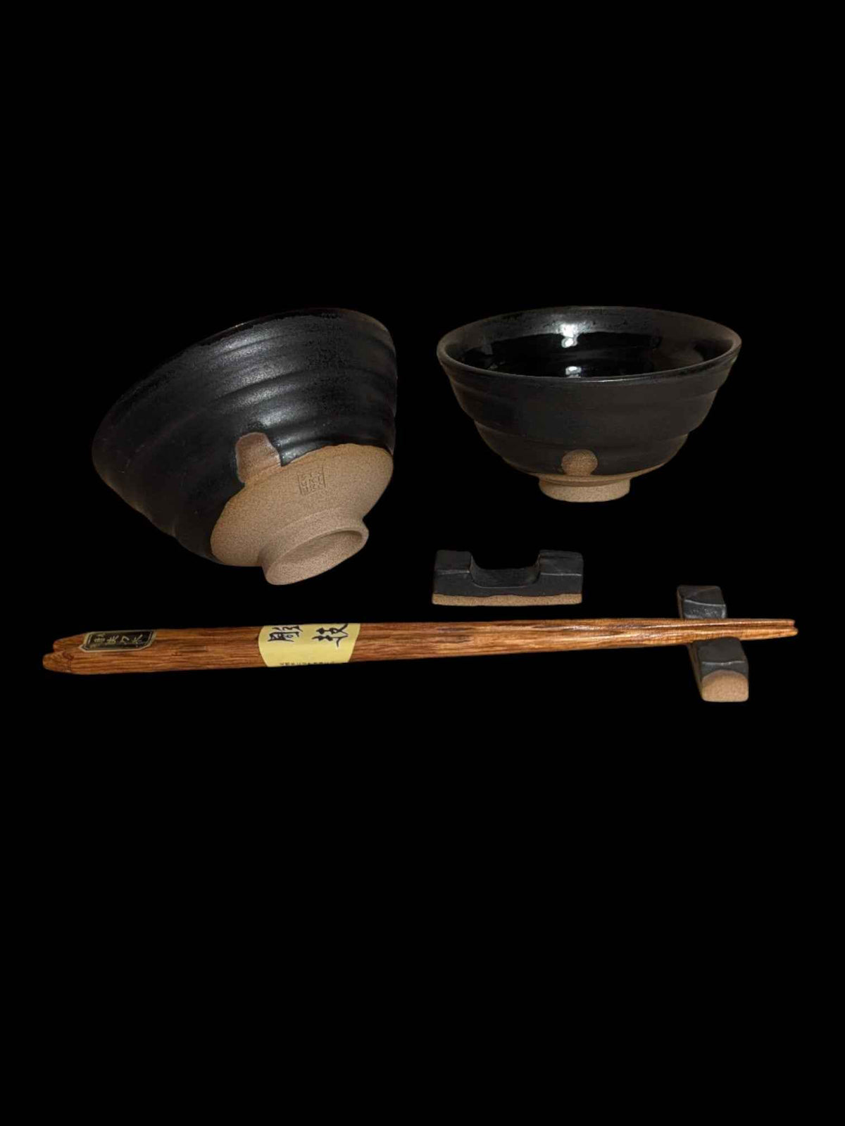 A set of two rice bowls with chopstick rests. Donburi + Hashioki