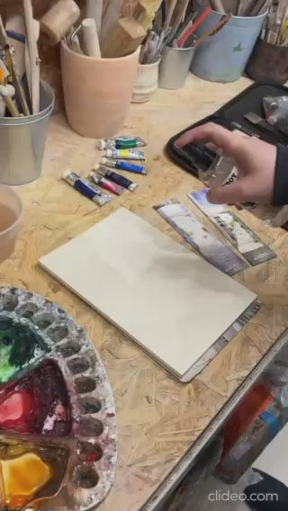 Materiały i farby akwarelowe przygotowane do zajęć z akwareli w Alike Pottery Studio